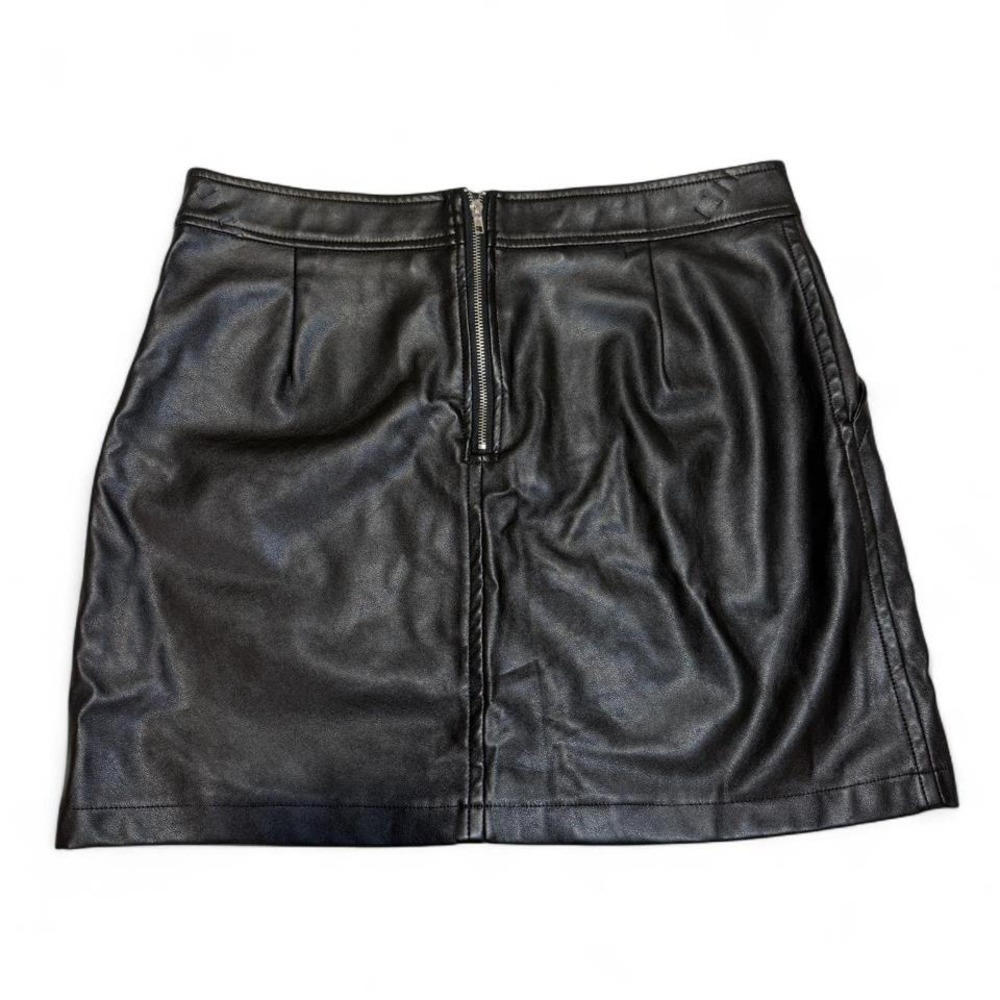 Mini‎ black faux leather skirt
